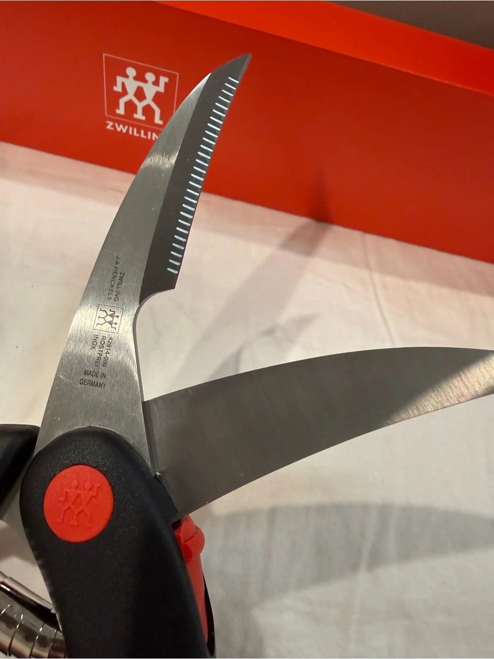 ZWILLING J.A. Henckels Poultry Shears in Black and Red Lockable